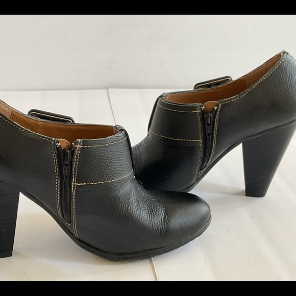 Softshoe black ankle leather boots. Size 8.5. In excellent condition. - Picture 3 of 10